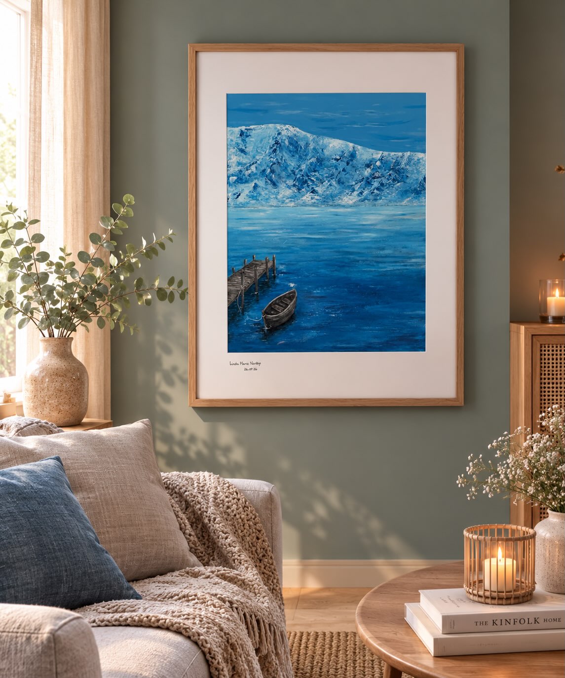 Solgt fjellmotiv innrammet i en lun stue